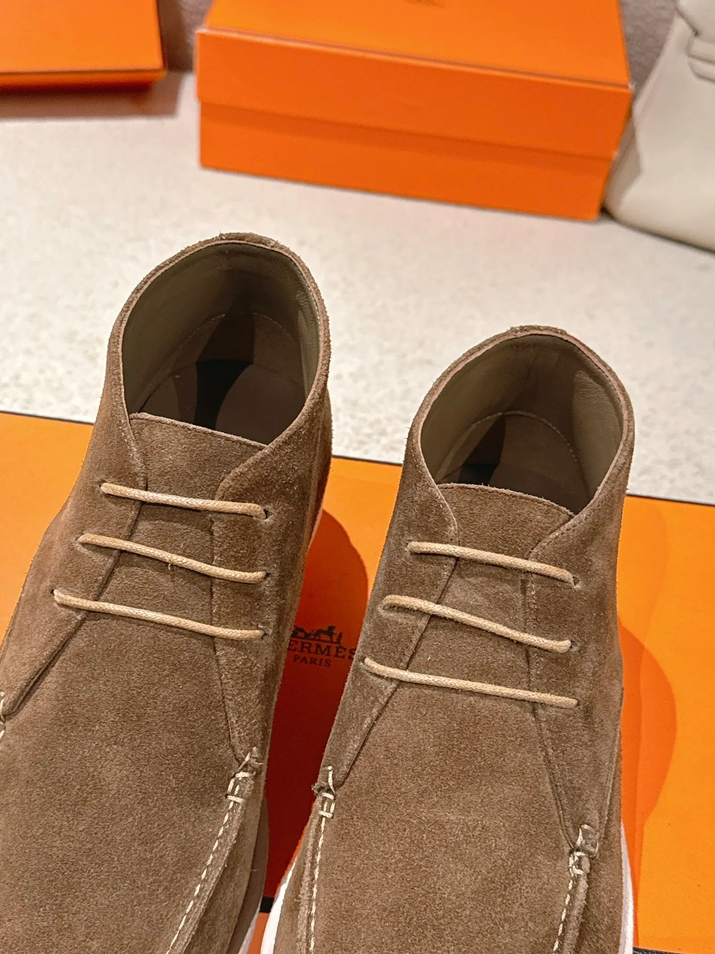 Men's Men's Shoes 660💰 Hermes men's size #26ss calfskin derby shoes, decorated with signature "H Diamant" details for a stylish and casual style. Fabric: Cow suede Lining: Mixed sheep lining Outsole: Genuine leather welt + original TPU Bottom thickness: 3CM Code number: 39-45 (customized at 46.47)